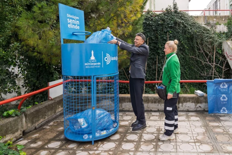 İzmir'de geri dönüşüm projesi kapsamında sanayi sitelerine dağıtılan mavi poşetler ve atık toplama araçları