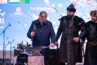 İzmir'de Türk dünyasının bir araya geldiği Bahar Bayramı kutlamaları