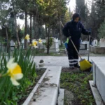 İzmir'de Ramazan Bayramı öncesi mezarlıkların temizlik ve bakım çalışmaları yapılıyor