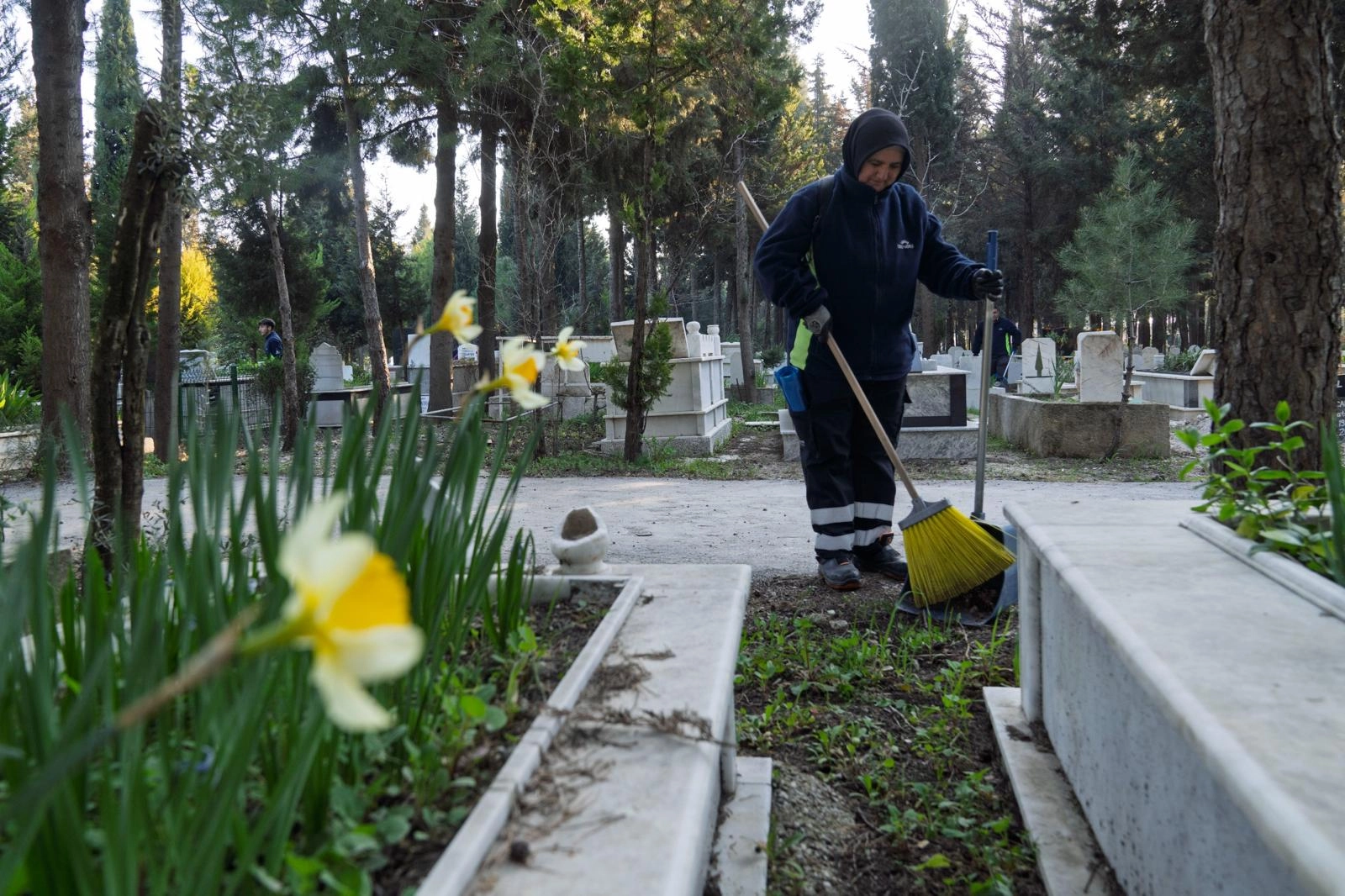 İzmir'de Ramazan Bayramı öncesi mezarlıkların temizlik ve bakım çalışmaları yapılıyor