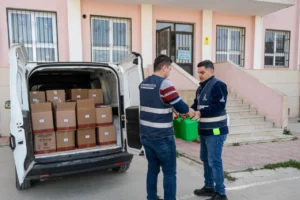 İzmir Büyükşehir Belediyesi'nin okullara hijyen seti desteği