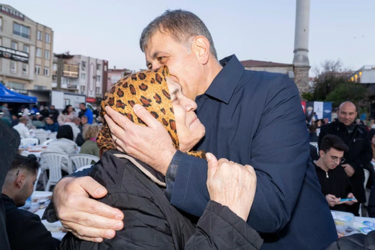 İzmir Büyükşehir Belediye Başkanı Dr. Cemil Tugay, Aliağa'da düzenlenen Ramazan iftarında vatandaşlarla bir araya geldi.
