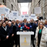 İzmir Meslek Fabrikası binası önünde açıklama yapan Belediye Başkanı Cemil Tugay