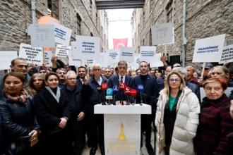 İzmir Meslek Fabrikası binası önünde açıklama yapan Belediye Başkanı Cemil Tugay