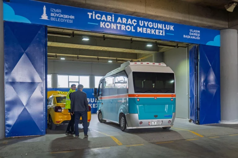 İzmir'de ticari araçlar Gaziemir'deki yeni merkezde denetleniyor.
