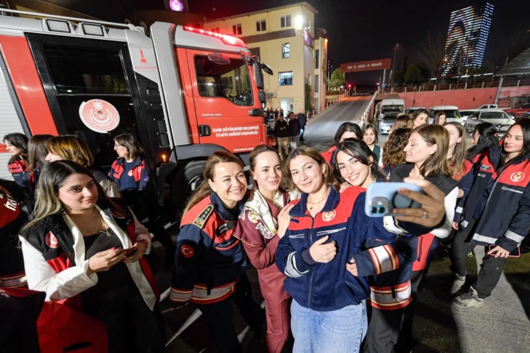 İzmir'de ESHOT ve itfaiyede görevli kadın personelle buluşan Öznur Tugay