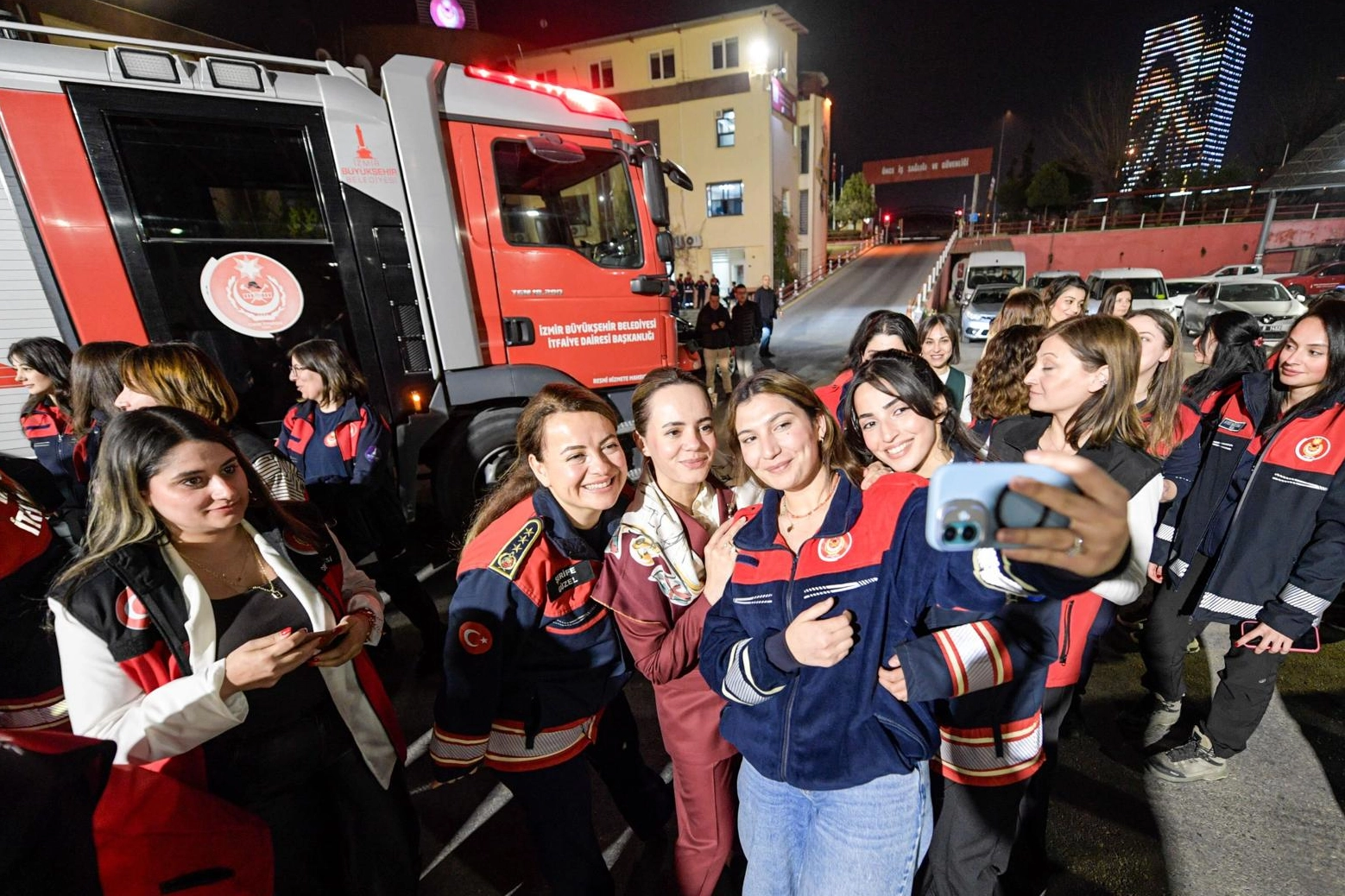 İzmir'de ESHOT ve itfaiyede görevli kadın personelle buluşan Öznur Tugay