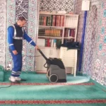 İzmir Büyükşehir Belediyesi ekiplerinin Ramazan Bayramı öncesinde camilerde yürüttüğü detaylı temizlik çalışması