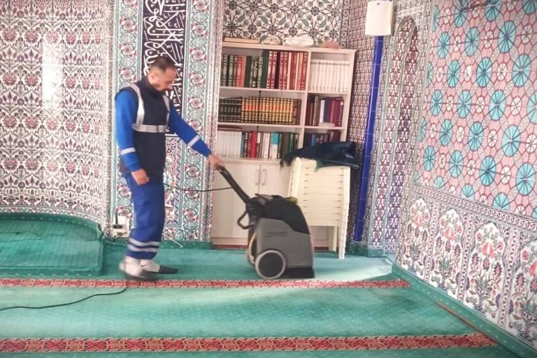 İzmir Büyükşehir Belediyesi ekiplerinin Ramazan Bayramı öncesinde camilerde yürüttüğü detaylı temizlik çalışması