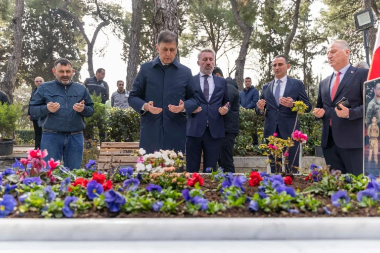 İzmir Kadifekale Şehitliği'nde 18 Mart Şehitleri Anma Günü töreni