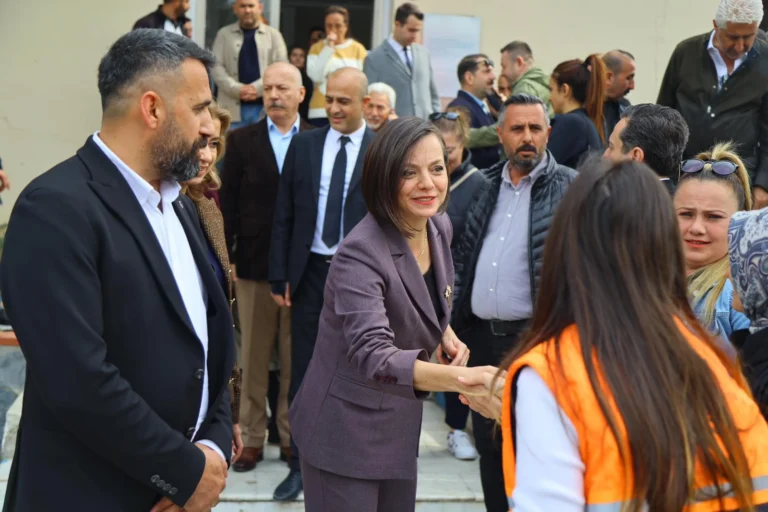 Karabağlar Belediye Başkanı Helil Kınay, bayram öncesinde belediye personeli ve çocuklarla bir araya geldi.