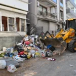 İzmir Karabağlar'da 9 yıllık çöp ev temizlendi, 15 kamyon atık çıkarıldı