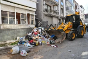 İzmir Karabağlar'da 9 yıllık çöp ev temizlendi, 15 kamyon atık çıkarıldı