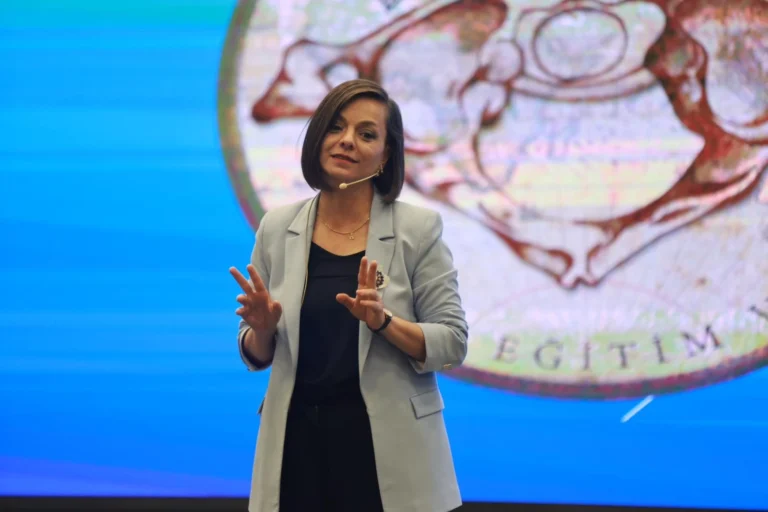 İzmir Karabağlar Belediye Başkanı Helil Kınay, kadın hakları ve toplumsal eşitlik vurgusu yaptı.