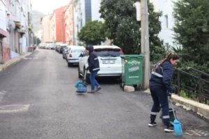 Karabağlar Belediyesi'nin 'Dip Köşe Temizlik' çalışmaları ilçe genelinde tüm mahallelere yayılıyor.