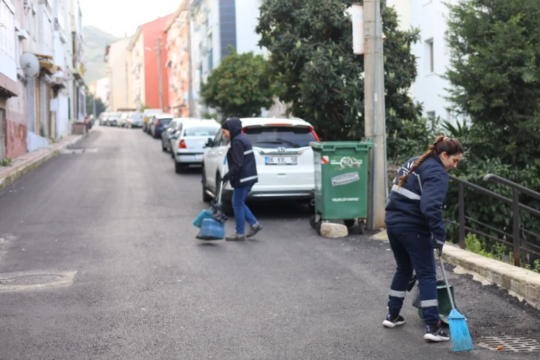 Karabağlar Belediyesi'nin 'Dip Köşe Temizlik' çalışmaları ilçe genelinde tüm mahallelere yayılıyor.