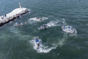 İzmir Körfezi'nin temizliği için hizmete alınan yeni amfibi araçlar.