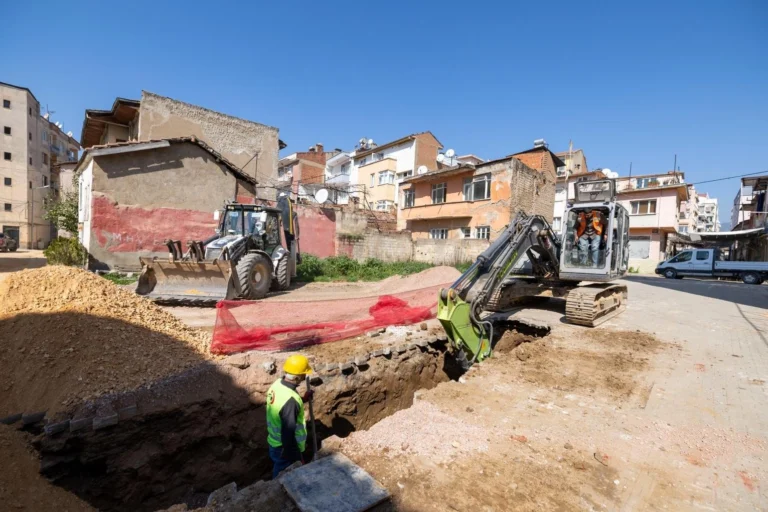İzmir Ödemiş'te devam eden altyapı çalışmaları kapsamında yağmur suyu ve içme suyu hatları yenileniyor.