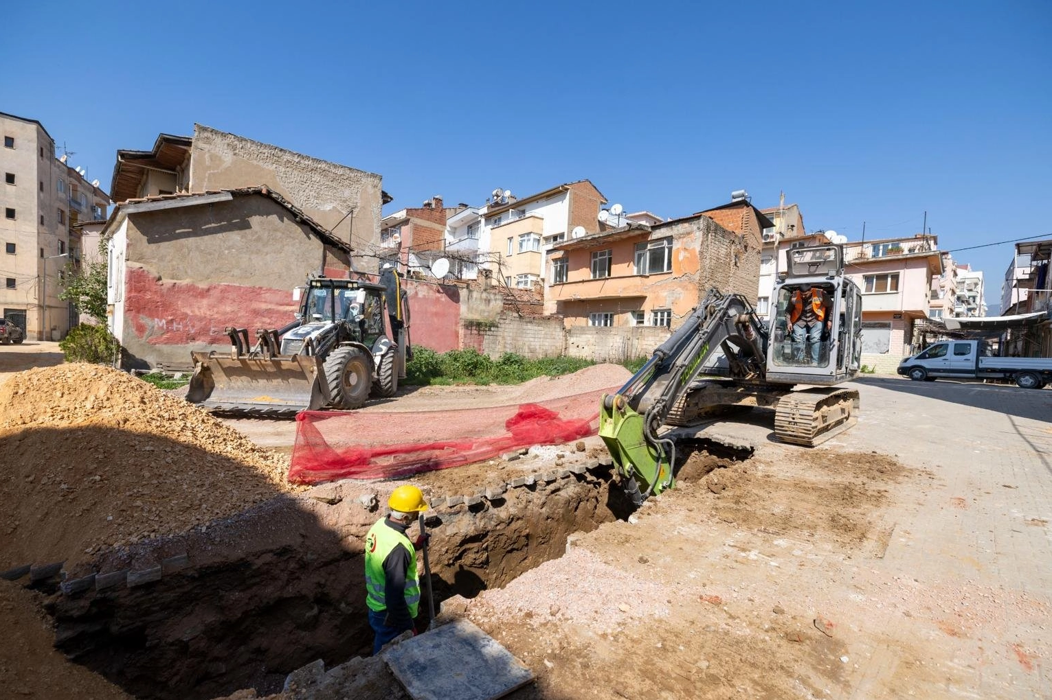 İzmir Ödemiş'te devam eden altyapı çalışmaları kapsamında yağmur suyu ve içme suyu hatları yenileniyor.