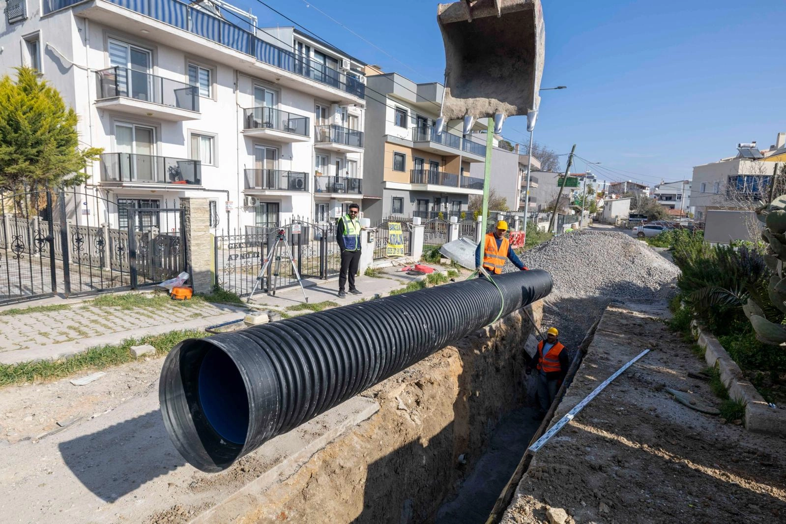 İzmir Urla'da yağmur suyu taşkınlarını önlemek için yapılan altyapı yatırımını gösteren görsel