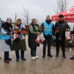 İzmit Belediyesi tarafından Ramazan Bayramı arifesinde mezarlık ziyaretçilerine fide dağıtılırken çekilmiş bir fotoğraf.
