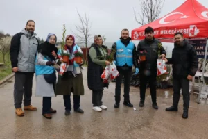 İzmit Belediyesi tarafından Ramazan Bayramı arifesinde mezarlık ziyaretçilerine fide dağıtılırken çekilmiş bir fotoğraf.