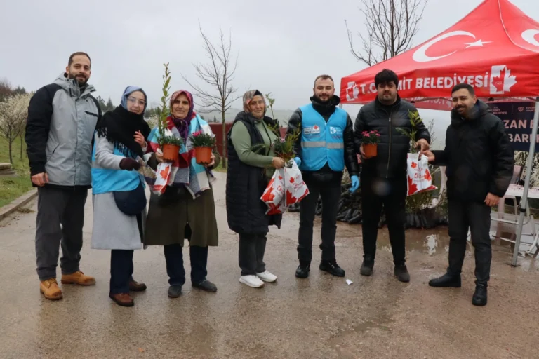 İzmit Belediyesi tarafından Ramazan Bayramı arifesinde mezarlık ziyaretçilerine fide dağıtılırken çekilmiş bir fotoğraf.