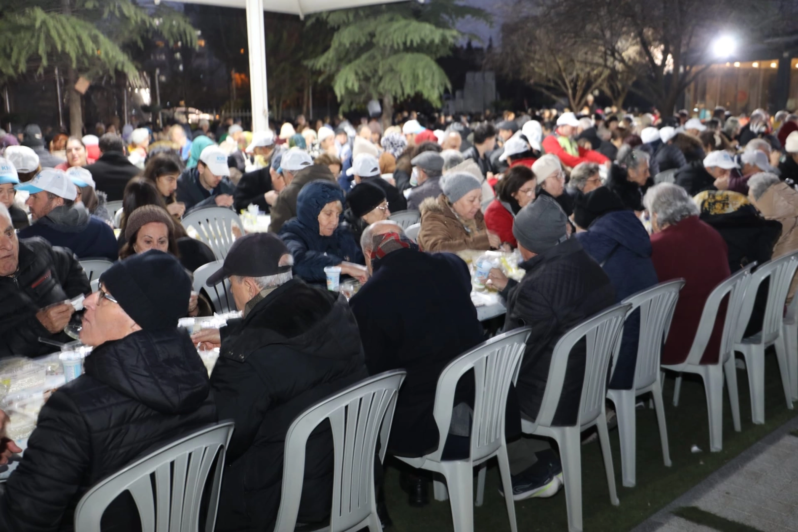 İzmit Belediyesi tarafından Yahya Kaptan Mahallesi'nde düzenlenen halk iftarından genel görünüm