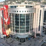 İzmit'te esnafın bayram öncesi dükkan önünde ürün sergilediği ve satış yaptığı görsel.