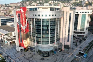İzmit'te esnafın bayram öncesi dükkan önünde ürün sergilediği ve satış yaptığı görsel.