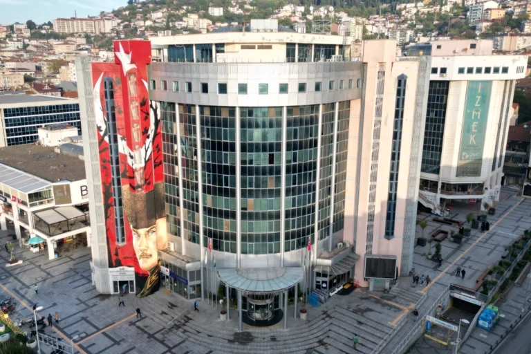 İzmit'te esnafın bayram öncesi dükkan önünde ürün sergilediği ve satış yaptığı görsel.