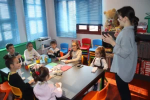 İzmit Oyuncak Müzesi'nde bayram etkinliklerine katılan çocuklar ve aileleri
