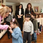 İzmit Belediye Başkanı Fatma Kaplan Hürriyet'e bayram ziyareti yapan minik öğrenciler