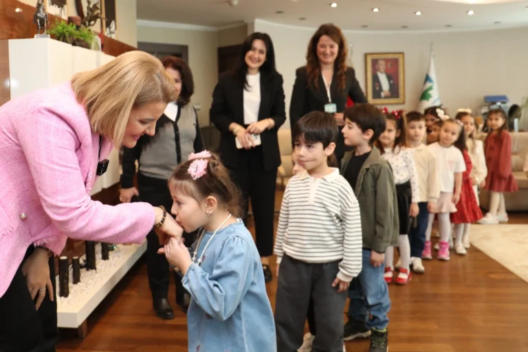İzmit Belediye Başkanı Fatma Kaplan Hürriyet'e bayram ziyareti yapan minik öğrenciler