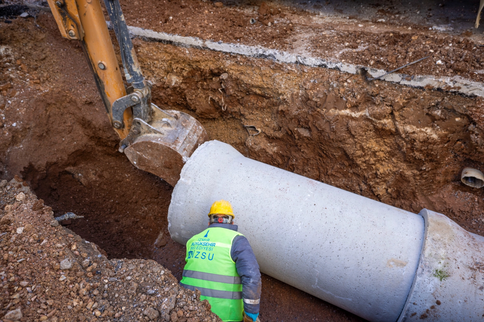 İZSU'nun Buca'da hayata geçirdiği yağmur suyu ayrıştırma projesi kapsamında modernleşen altyapı