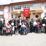 Kahramanmaraş'ta polis memurunun özel öğrencilere akülü sandalye desteği
