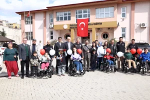 Kahramanmaraş'ta polis memurunun özel öğrencilere akülü sandalye desteği