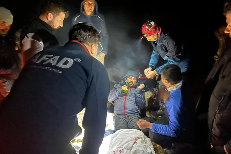 Kahramanmaraş Engizek Yaylası'nda mahsur kalan 8 dağcı kurtarma ekipleri tarafından kurtarıldı