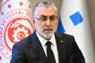 Bakan Vedat Işıkhan, kamu kaynaklarının dijital yönetimi ve tasarruf hedefleri hakkında açıklama yapıyor.