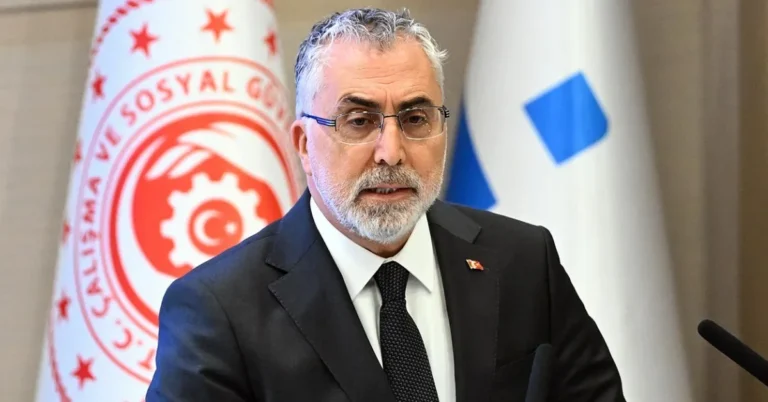 Bakan Vedat Işıkhan, kamu kaynaklarının dijital yönetimi ve tasarruf hedefleri hakkında açıklama yapıyor.