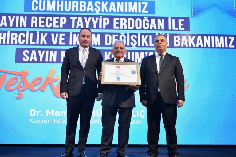 KASKİ'nin yapay zeka destekli akıllı vatandaş iletişim platformu projesi Kamu Bilişim Derneği'nden başarı belgesi aldı.