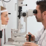 Genç bir bireyin gözünü gösteren, katarakt risklerini ve tedavi yöntemlerini anlatan görsel.