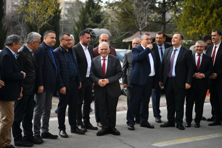 Kayseri Büyükşehir Belediye Başkanı Dr. Memduh Büyükkılıç, bayramlaşma programında personel ile bir arada