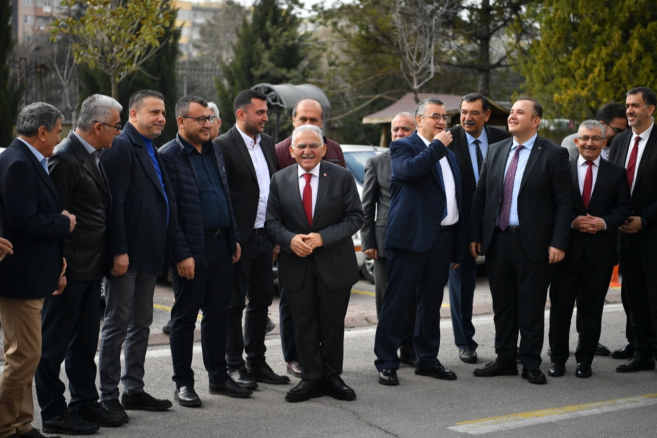 Kayseri Büyükşehir Belediye Başkanı Dr. Memduh Büyükkılıç, bayramlaşma programında personel ile bir arada