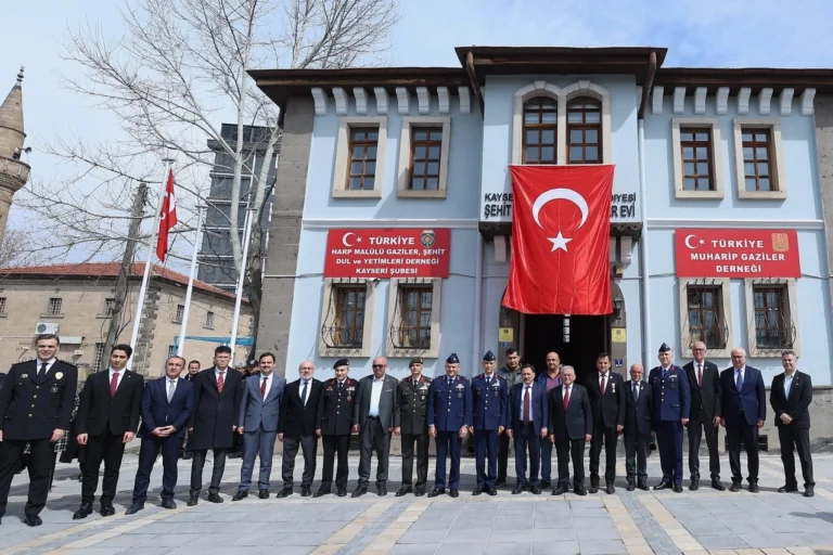 Kayseri Büyükşehir Belediye Başkanı Memduh Büyükkılıç ve protokol üyeleri, Çanakkale şehitlerini anma programında şehitlik anıtına çelenk sunuyor.