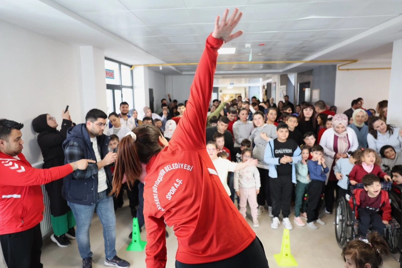 Kayseri Büyükşehir Belediyesi Spor A.Ş. tarafından Dünya Down Sendromlular Günü kapsamında down sendromlu öğrencilerle düzenlenen etkinlikten bir kare.