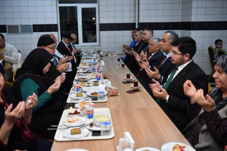 Kayseri Büyükşehir Belediyesi Ramazan etkinlikleri kapsamında Başkan Memduh Büyükkılıç'ın halkla buluşması
