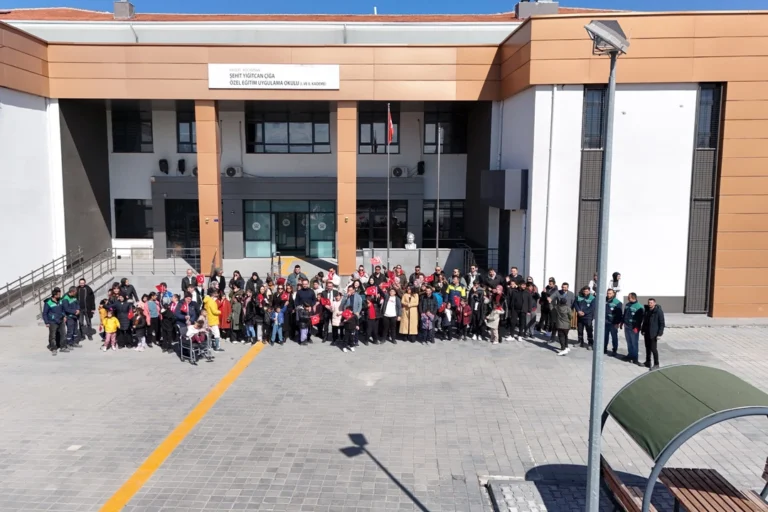 Kayseri Büyükşehir Belediyesi tarafından özel gereksinimli öğrencilerle düzenlenen ağaç dikme etkinliği