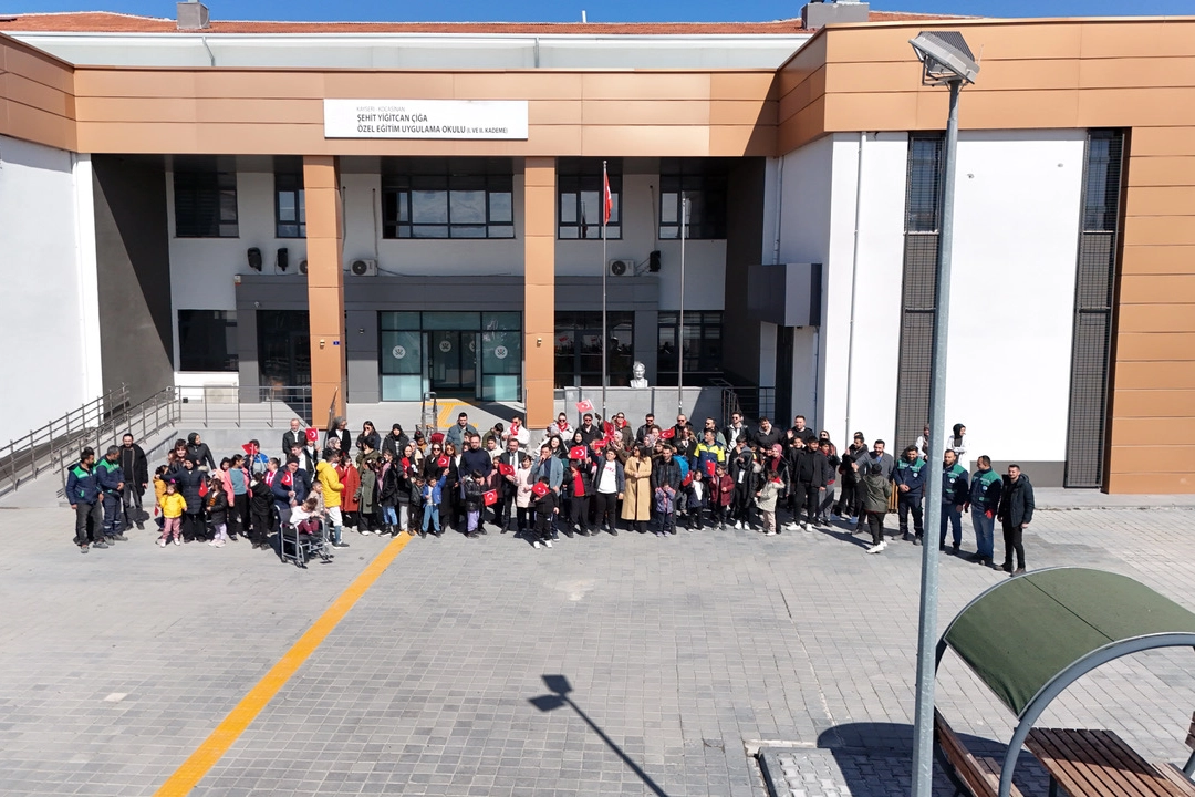 Kayseri Büyükşehir Belediyesi tarafından özel gereksinimli öğrencilerle düzenlenen ağaç dikme etkinliği