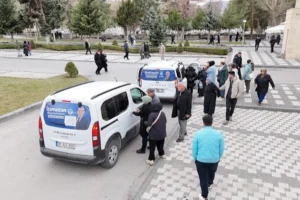 Kayseri Büyükşehir Belediyesi tarafından Ramazan Bayramı'nda mezarlıklara sağlanan ücretsiz ulaşım hizmeti ve kapsamlı bakım çalışmaları.
